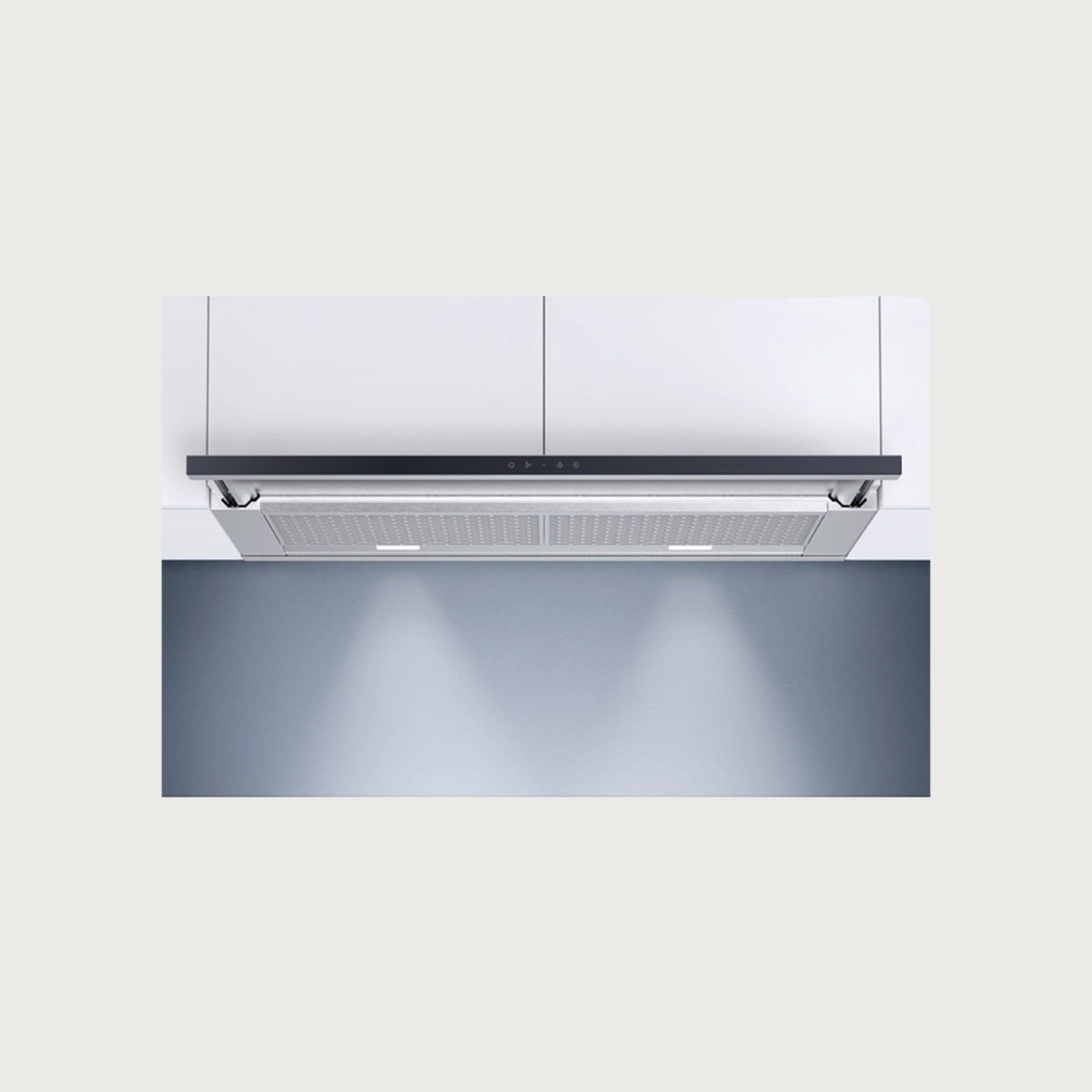 Moderne Edelstahl-Dunstabzugshaube in weißer Küchenzeile, minimalistisch und elegant gestaltet.