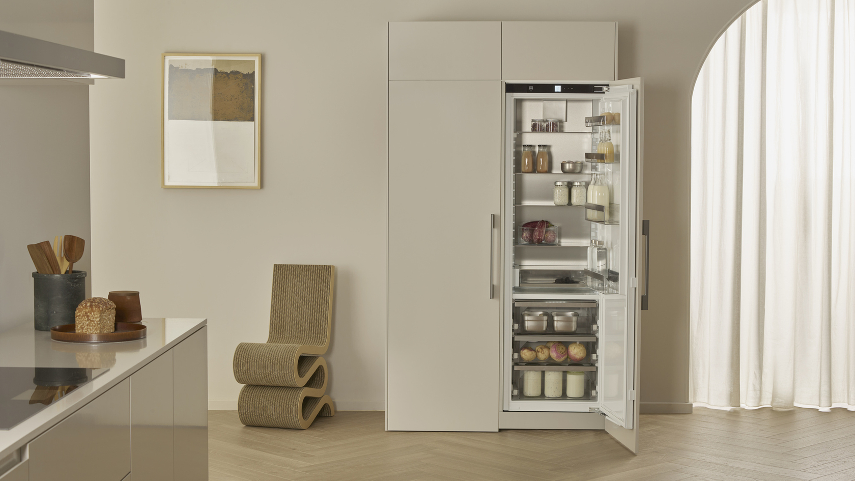 Modernes, minimalistisches Interieur mit offenem Kühlschrank, Küchentresen und gewelltem Stuhl.