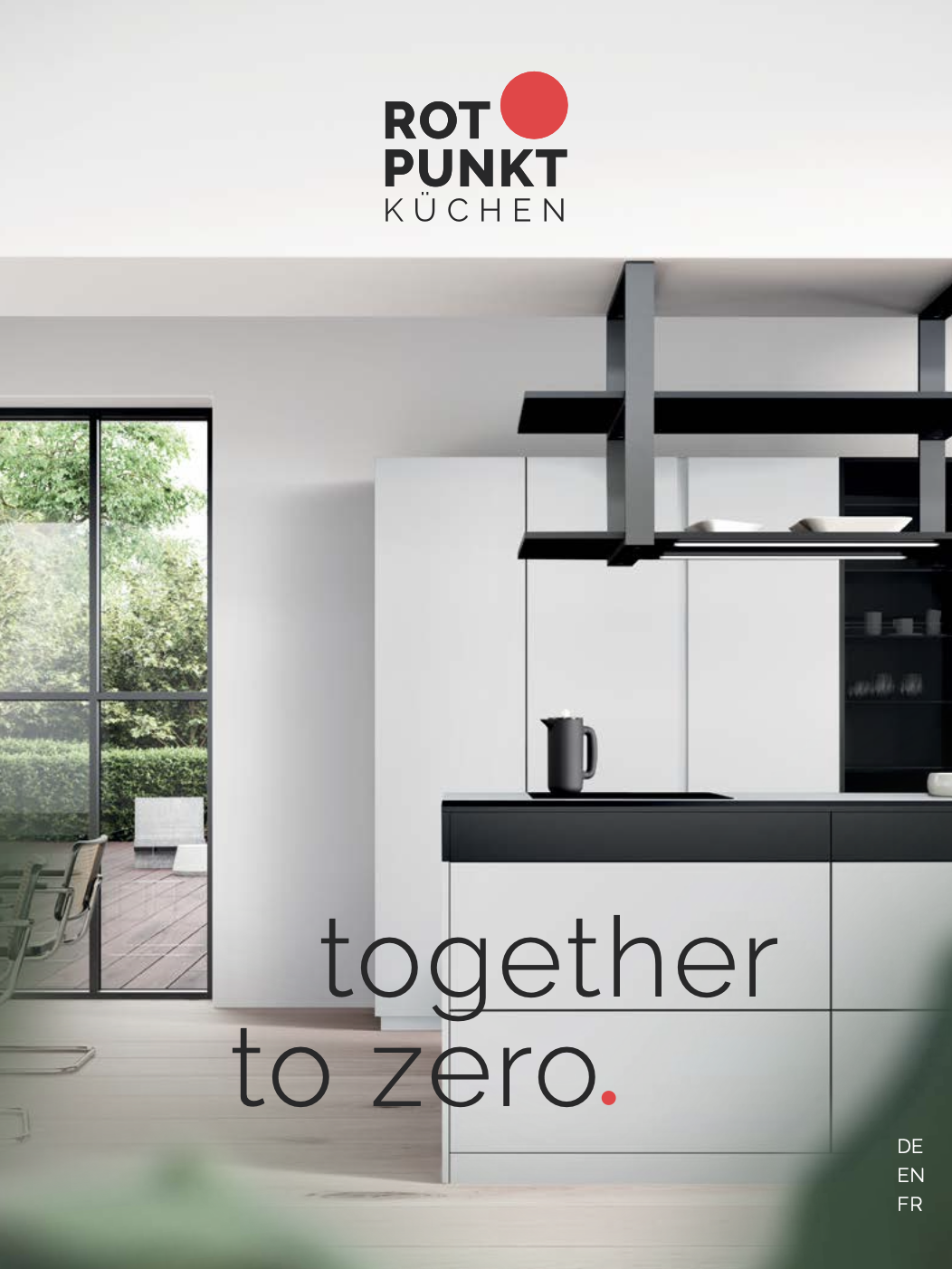 Moderne, minimalistische Küche in Weiß und Schwarz mit Wasserkocher, Regal und großem Fenster.