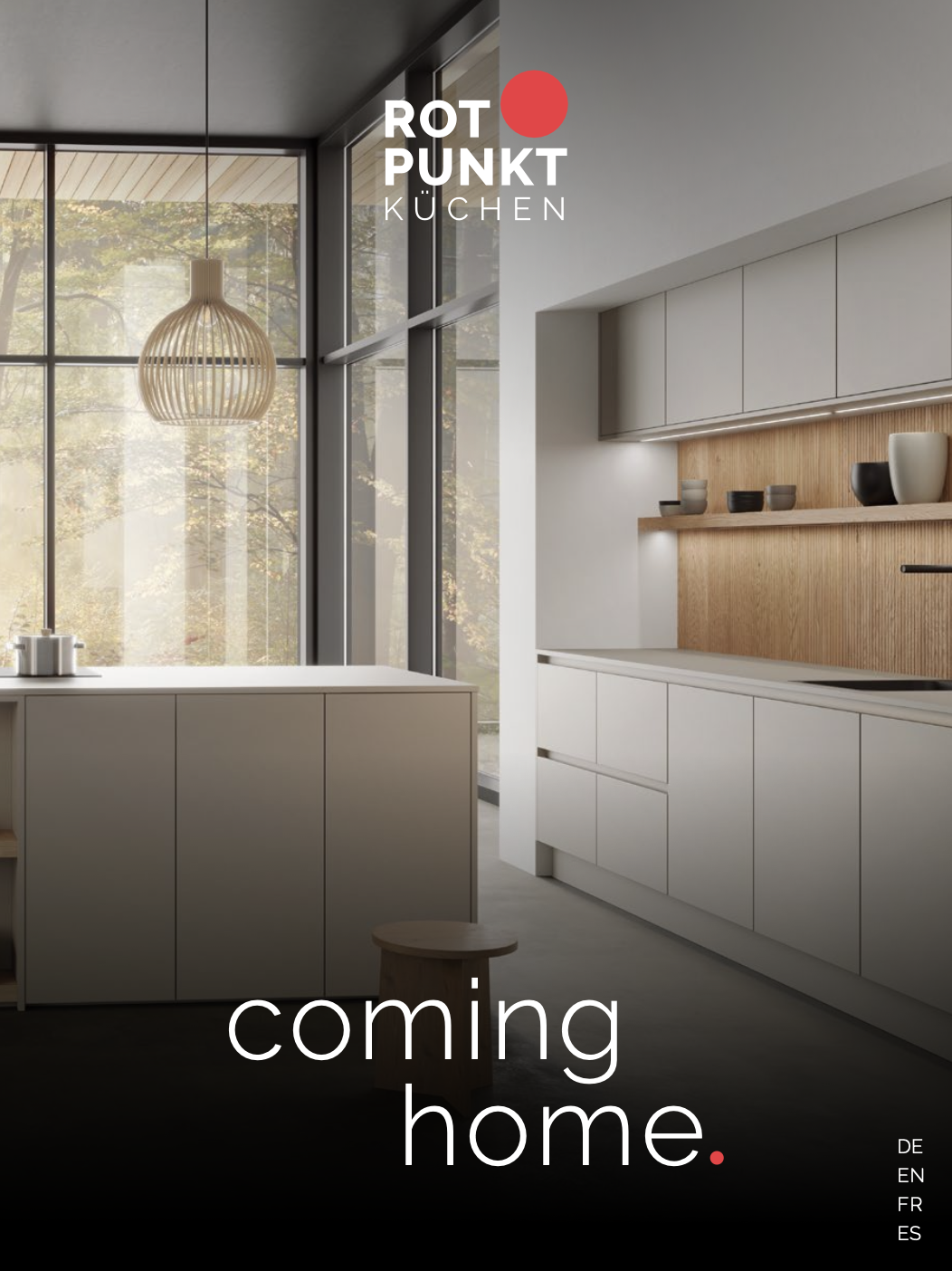 Moderne Küche mit Insel, gewebter Hängelampe, minimalistischen Schränken und dekorativen Regalen.