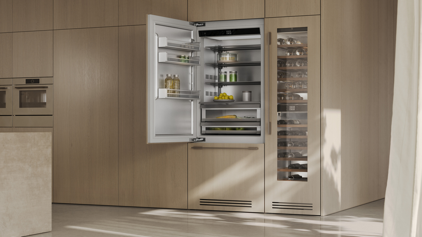 Moderne Küche mit offenem Kühlschrank, Weinkühler und eingebauten Geräten in Holzverkleidung.