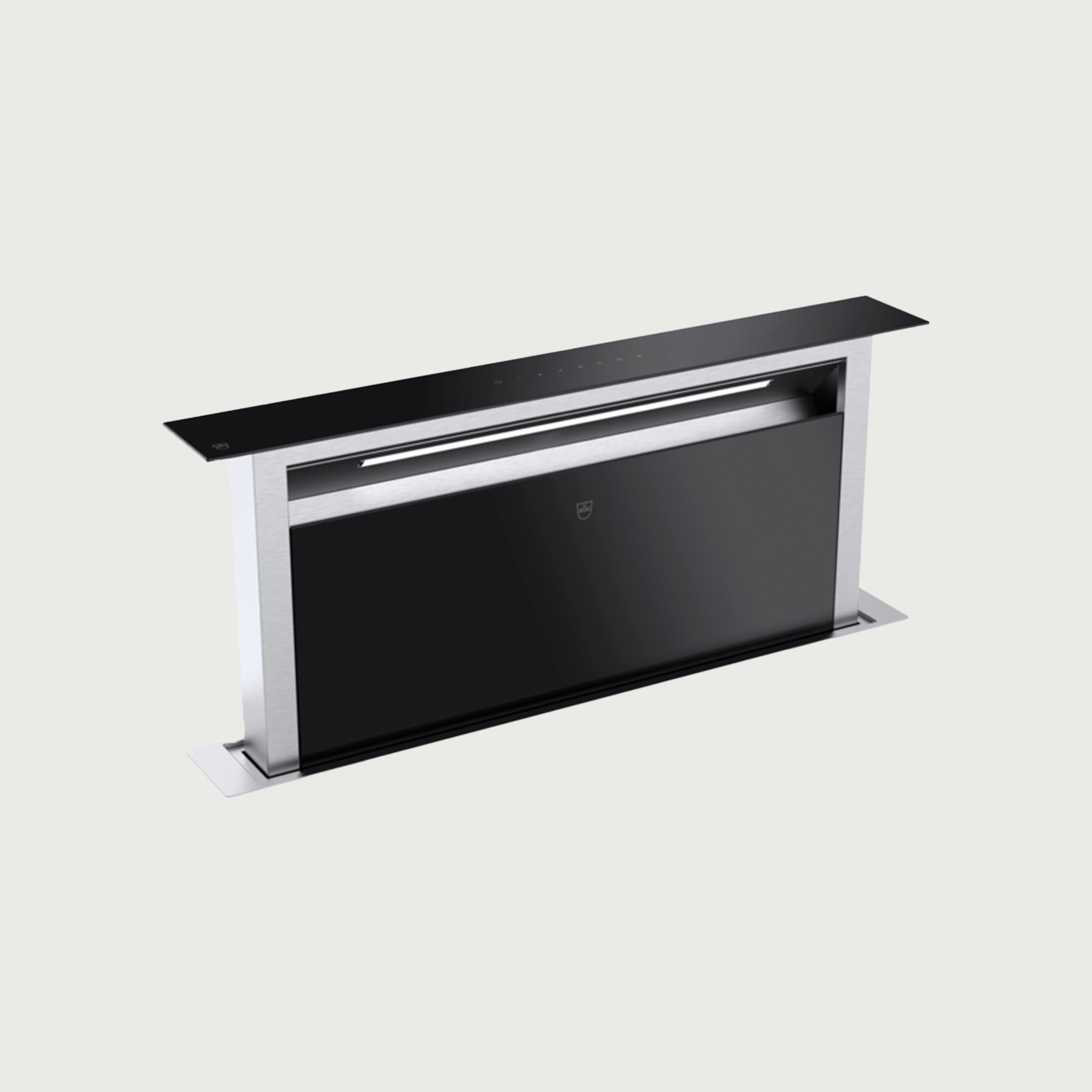 Moderne, schwarz-silberne Dunstabzugshaube, die elegant aus einer Küchenarbeitsplatte herausragt.