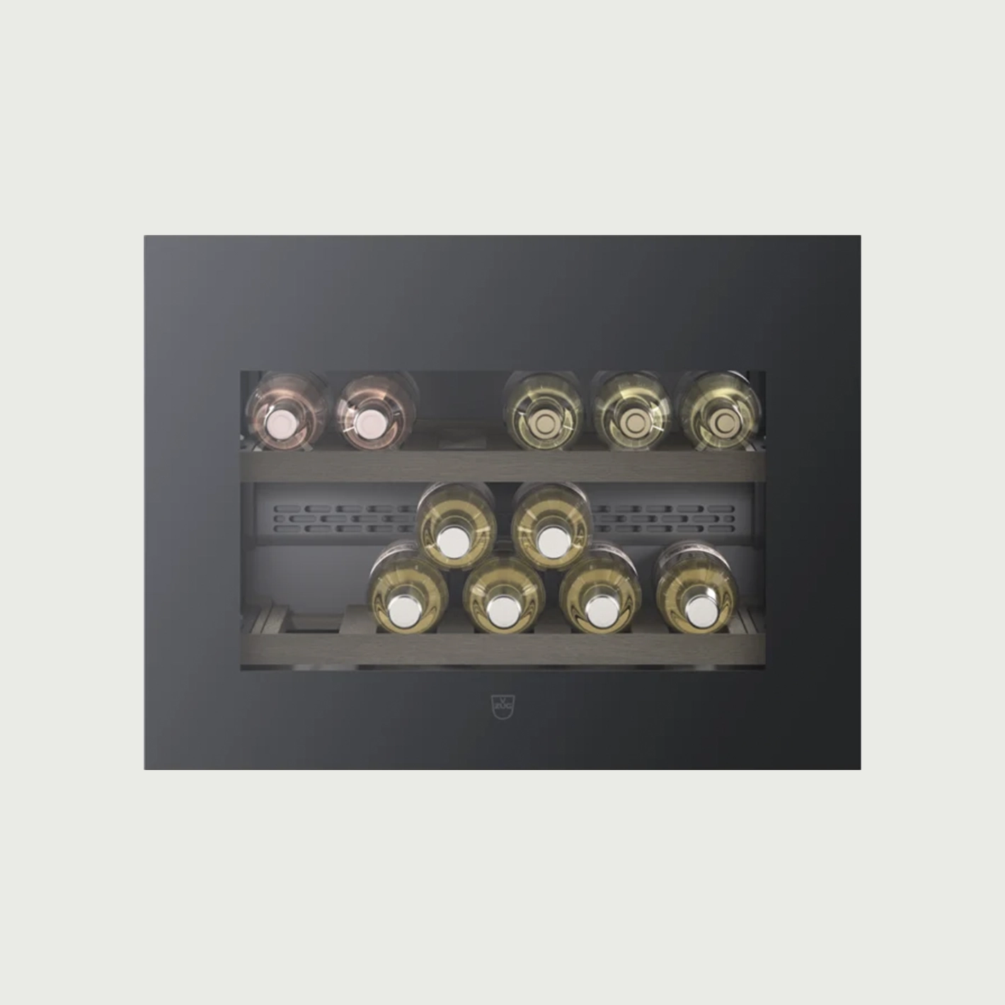 Ein Weinkühlschrank mit ordentlich angeordneten Rosé- und Weißweinflaschen auf hölzernen Regalböden.