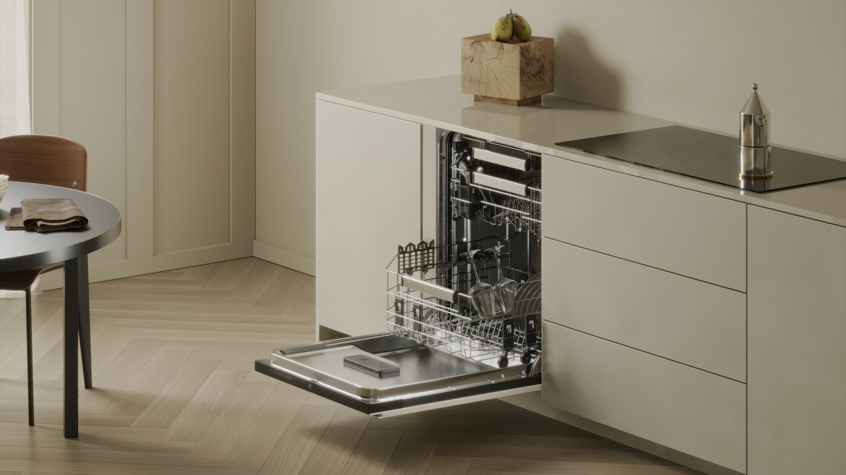 Moderne Küche mit offenem Geschirrspüler, Birnen auf der Arbeitsplatte und einem Kaffeebereiter.