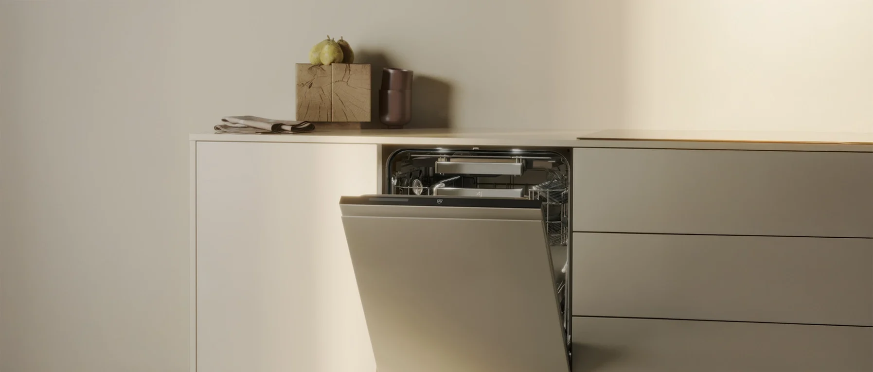 Moderner, offener Geschirrspüler in minimalistischer Küche mit Holzbox, Birnen und Geschirrtuch.