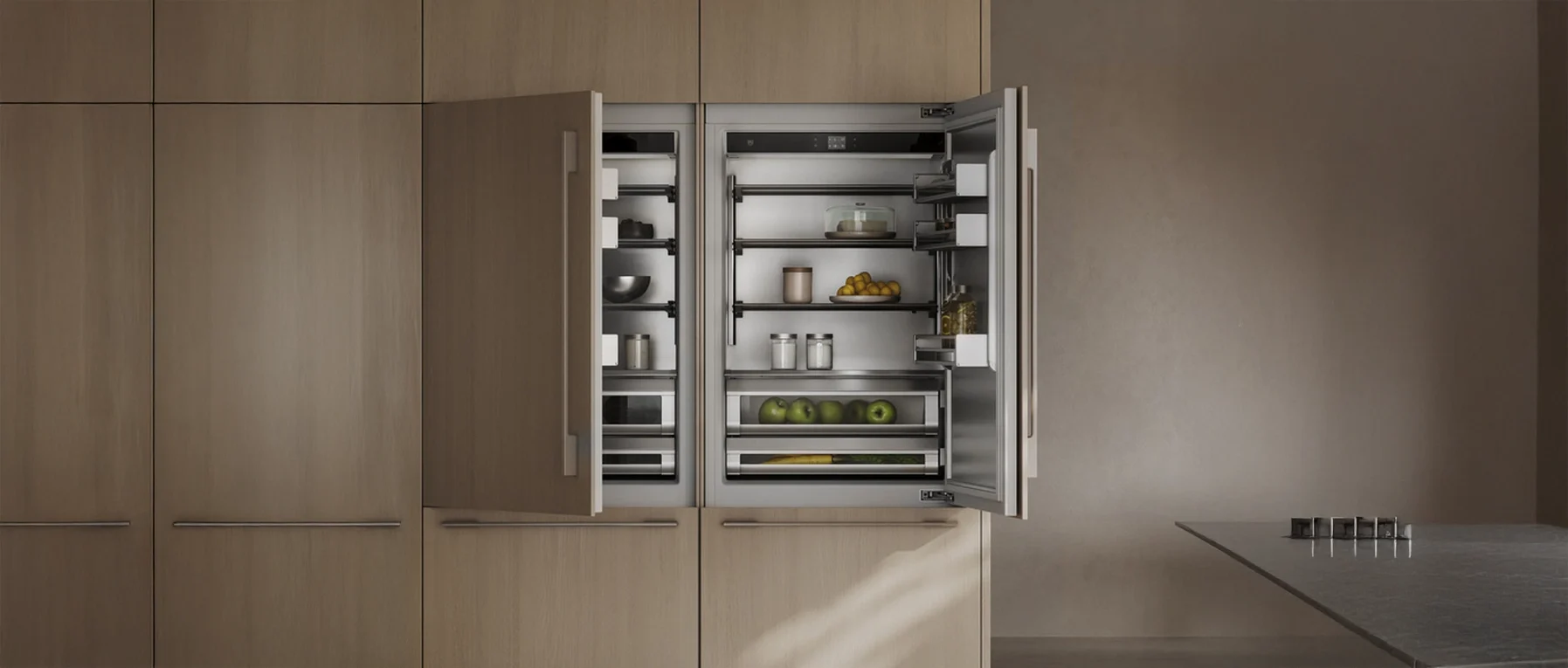 Moderner, offener Kühlschrank in eleganter Küche, gefüllt mit Obst und Gläsern, in neutralen Tönen.