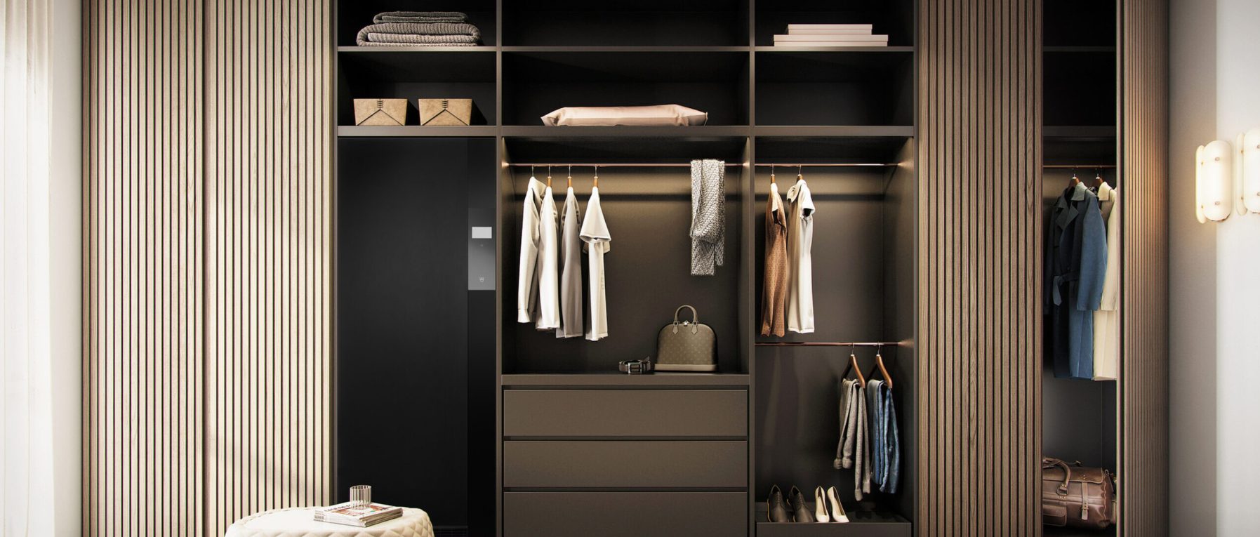 Moderner Kleiderschrank mit ordentlicher Kleidung, Accessoires und Schuhen in neutralen Tönen.